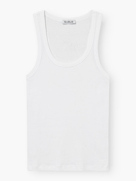 Ein weißes ärmelloses Oberteil mit V-Ausschnitt, genannt "V-Neck Top White", liegt flach auf einem weißen Hintergrund und hat ein kleines SoSUE-Markenetikett in den Halsausschnitt eingenäht.