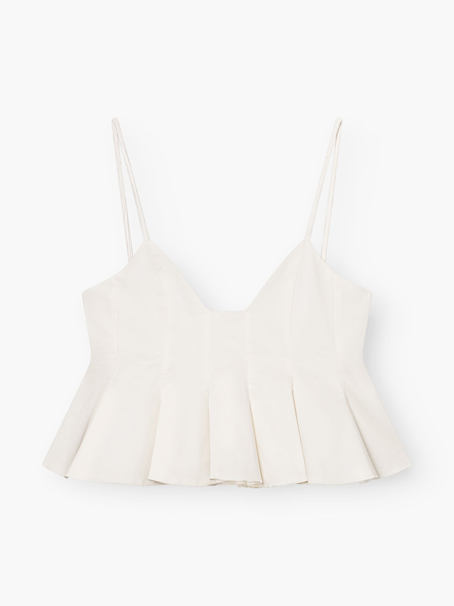 Das Top Audrey White ist ein sommerliches Essential für Damen mit schmalen Spaghettiträgern und einem ausgestellten, plissierten Schößchensaum auf weißem Grund.