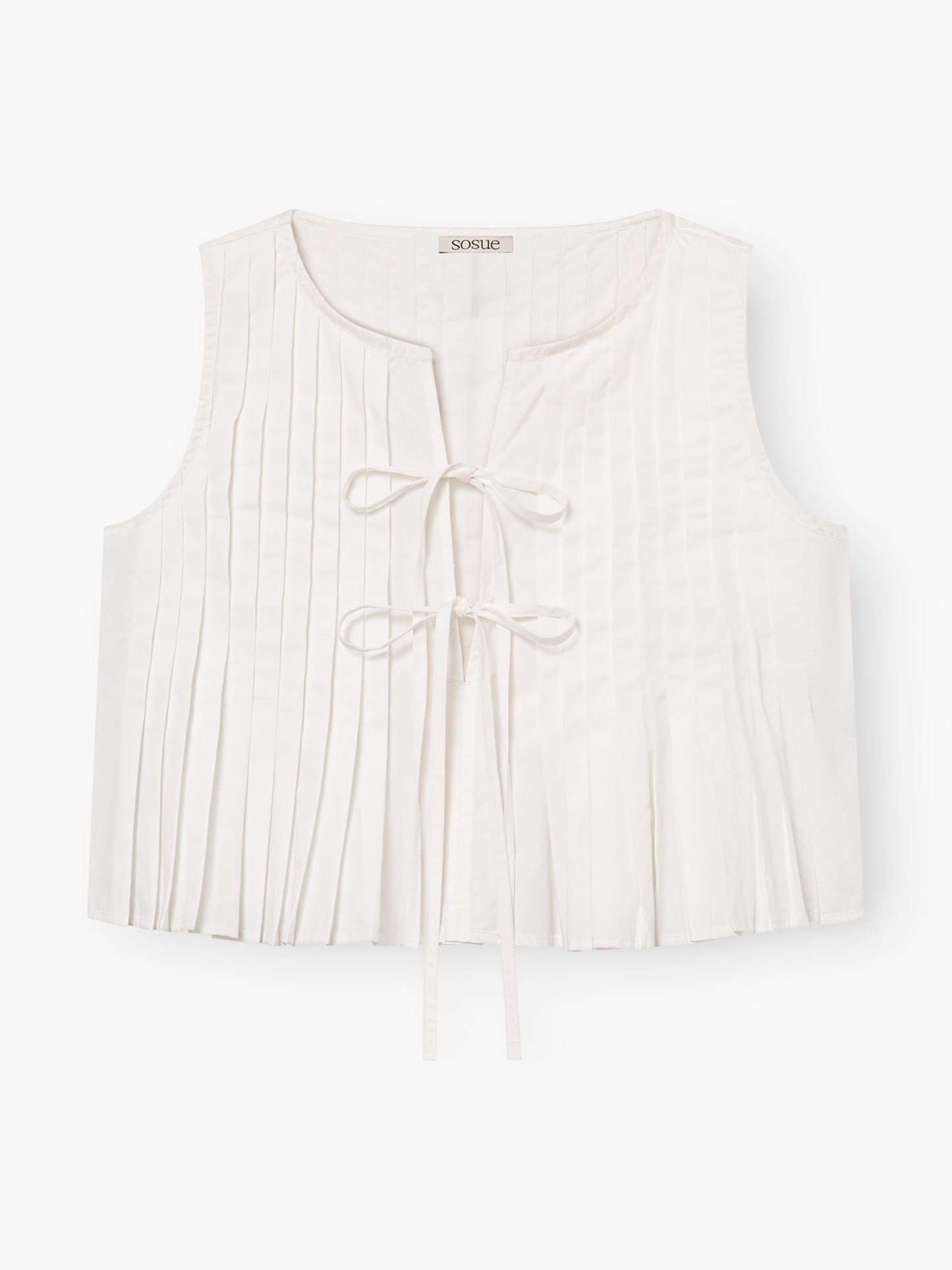 Das Top Cleo Weiss ist eine ärmellose weiße Weste mit Rundhalsausschnitt, zwei Bindebändern auf der Vorderseite, dezenten vertikalen Falten und einem leichten, leicht taillierten Design.