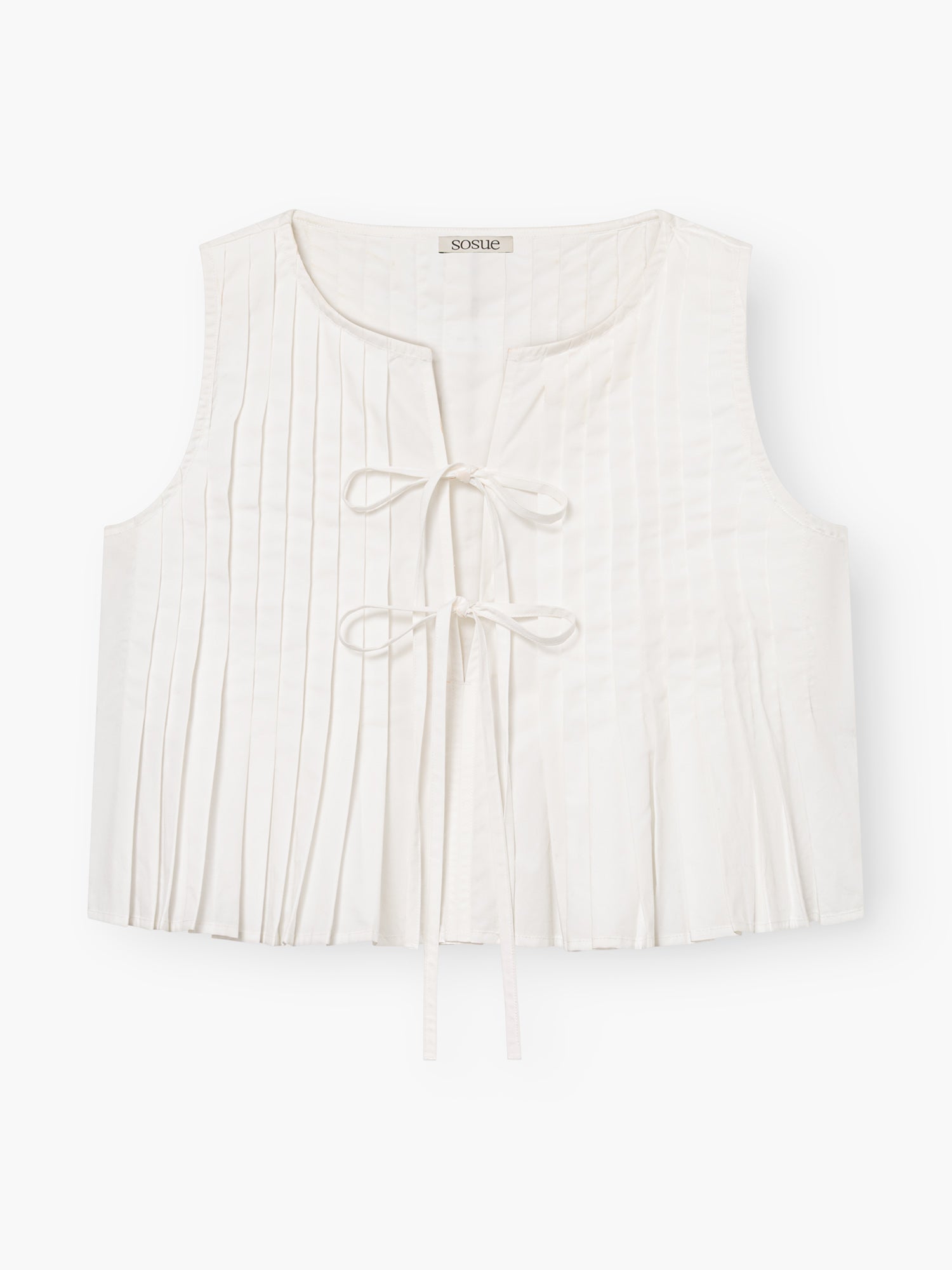 Das Top Cleo Weiss ist eine ärmellose weiße Weste mit Rundhalsausschnitt, zwei Bindebändern auf der Vorderseite, dezenten vertikalen Falten und einem leichten, leicht taillierten Design.