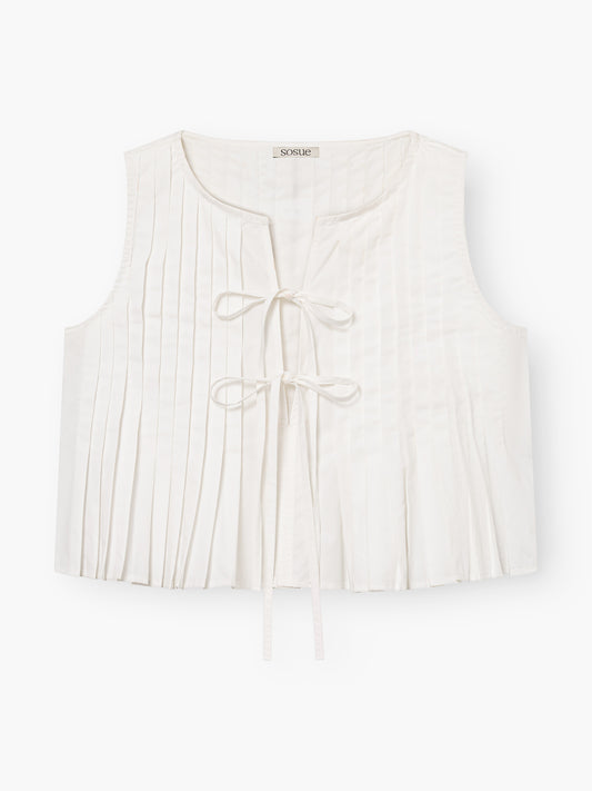 Das Top Cleo Weiss ist eine ärmellose weiße Weste mit Rundhalsausschnitt, zwei Bindebändern auf der Vorderseite, dezenten vertikalen Falten und einem leichten, leicht taillierten Design.