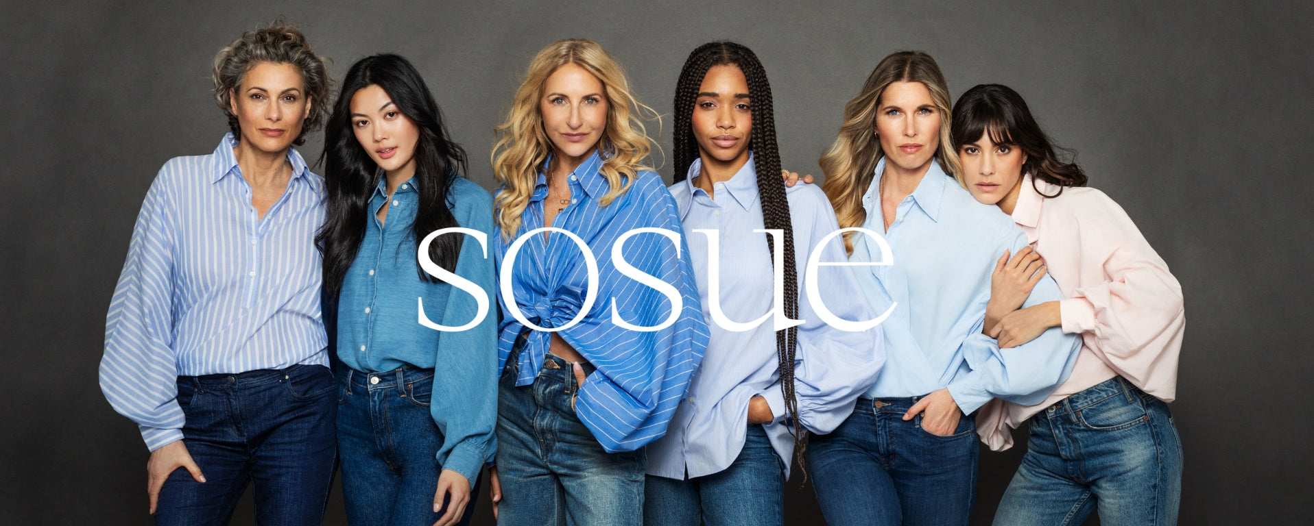 Sechs Frauen stehen in legeren blauen und weißen Hemden und Jeans vor einem dunklen Hintergrund zusammen. Sie posieren selbstbewusst, die Arme umeinander gelegt. Das Wort "Sosue" steht in großen weißen Buchstaben in der Mitte des Bildes.