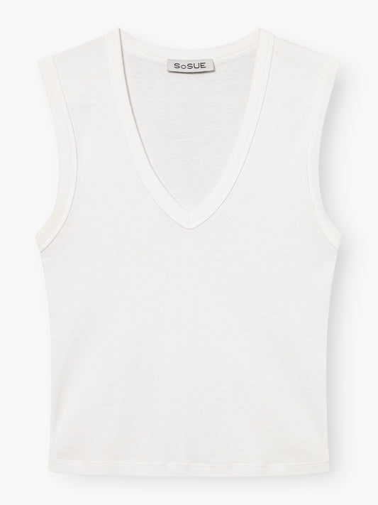 Das V-Neck Top White ist ein ärmelloses Tank-Top mit weicher, glatter Textur und einem SoSUE-Label im Halsausschnitt, das auf einem schlichten weißen Hintergrund abgebildet ist.