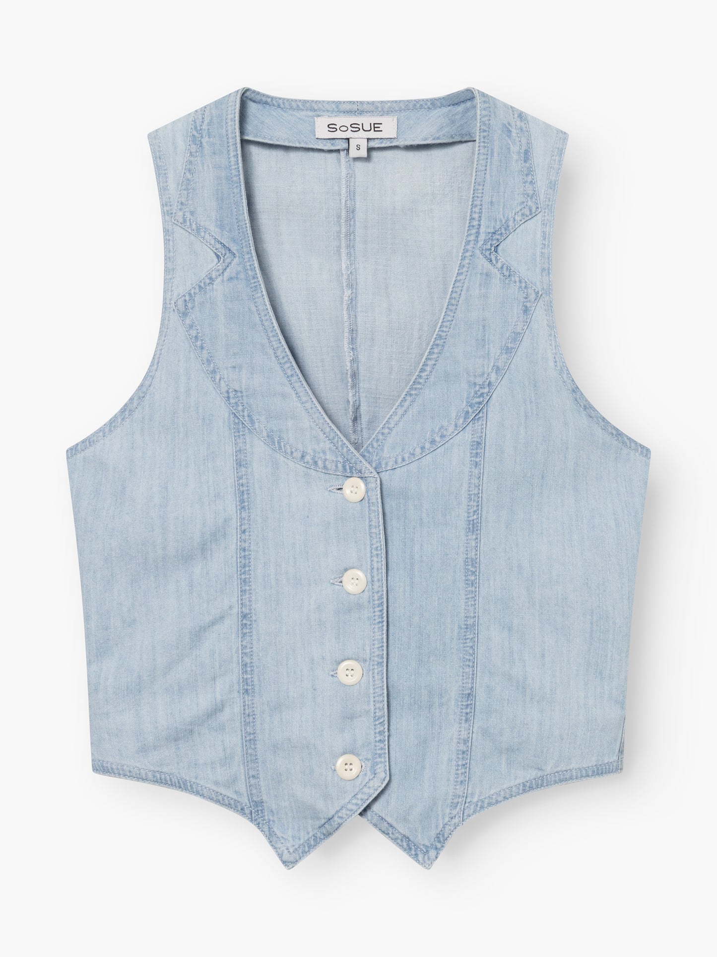 Die Weste Denim ist eine ärmellose, hellblaue Weste mit V-Ausschnitt, spitzem Saum, Ziernähten, fünf weißen Knöpfen vorne und einem Innenetikett mit der Aufschrift "SOSUE".