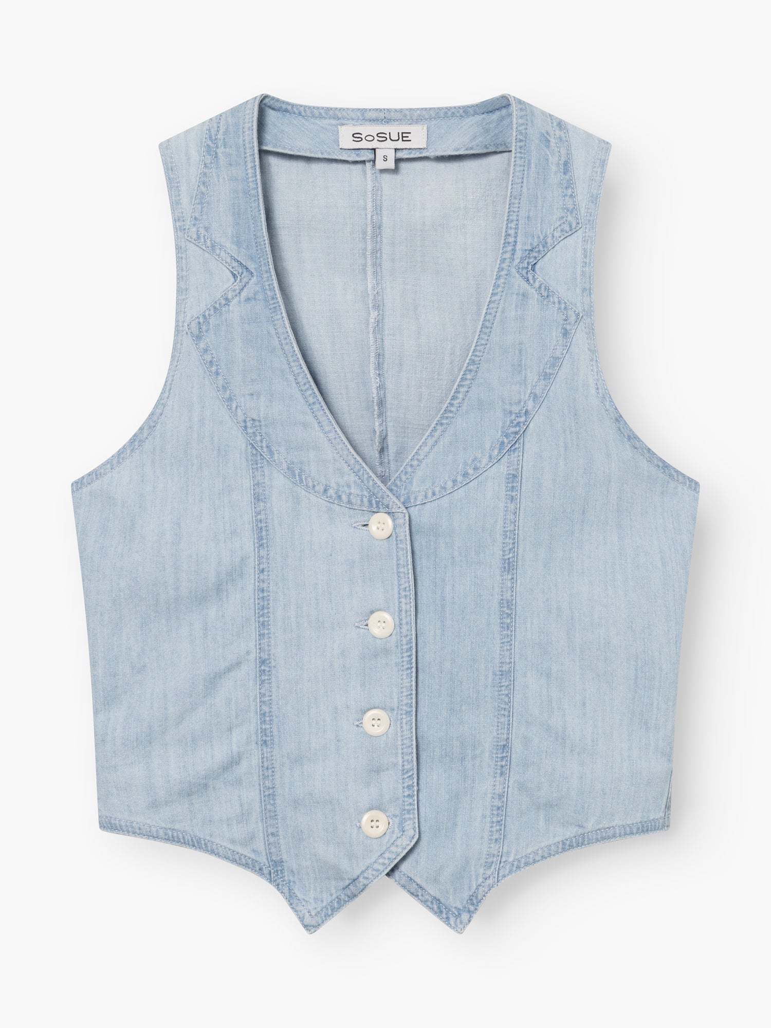 Die Weste Denim ist eine ärmellose, hellblaue Weste mit V-Ausschnitt, spitzem Saum, Ziernähten, fünf weißen Knöpfen vorne und einem Innenetikett mit der Aufschrift "SOSUE".