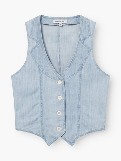 Die Weste Denim ist eine ärmellose, hellblaue Weste mit V-Ausschnitt, spitzem Saum, Ziernähten, fünf weißen Knöpfen vorne und einem Innenetikett mit der Aufschrift "SOSUE".