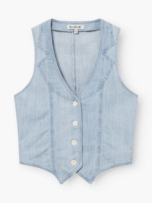 Die Weste Denim ist eine ärmellose, hellblaue Weste mit V-Ausschnitt, spitzem Saum, Ziernähten, fünf weißen Knöpfen vorne und einem Innenetikett mit der Aufschrift "SOSUE".