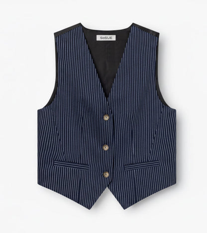 Die Weste Pinstripe Navy hat drei Knöpfe, zwei Vordertaschen und ein schwarzes Innenfutter auf weißem Grund.