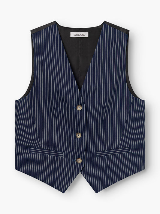 Die Weste Pinstripe Navy hat drei Knöpfe, zwei Vordertaschen und ein schwarzes Innenfutter auf weißem Grund.