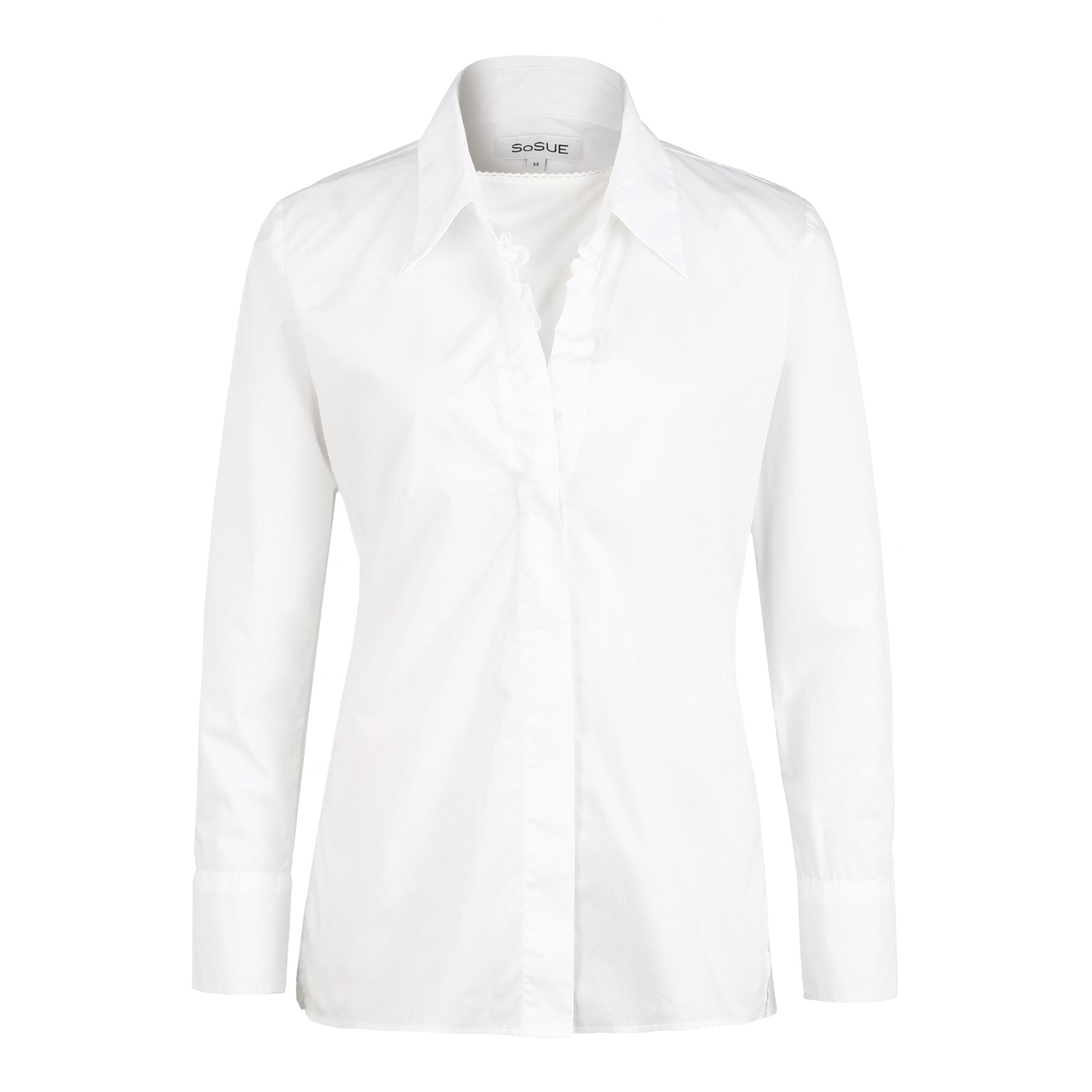 Die Bluse Ella White: Taillierte weiße Baumwollbluse mit klassischem Kragen und Manschetten, präsentiert auf weißem Hintergrund.