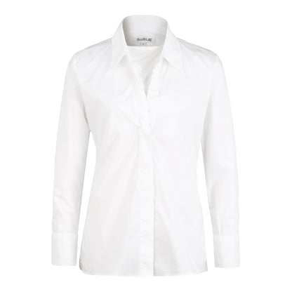 Die Bluse Ella White: Taillierte weiße Baumwollbluse mit klassischem Kragen und Manschetten, präsentiert auf weißem Hintergrund.