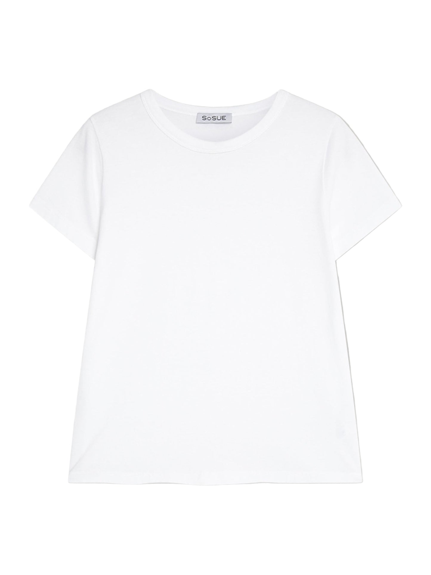 Das T-Shirt Roundneck White für Damen ist aus Baumwolle, hat kurze Ärmel und einen runden Ausschnitt. Es wird flach auf weißem Hintergrund gezeigt; das SOSUE-Label ist im Kragen eingenäht.