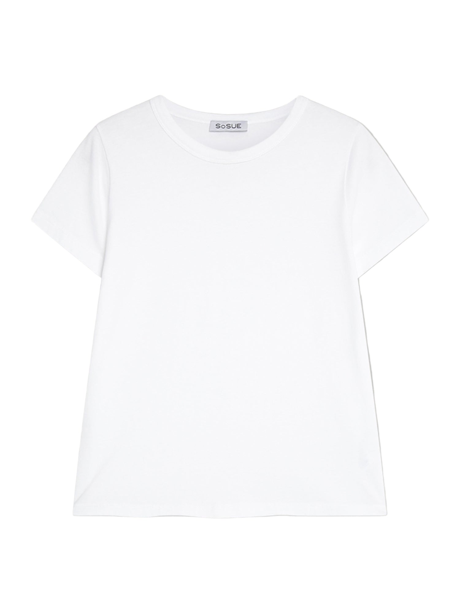 Das T-Shirt Roundneck White für Damen ist aus Baumwolle, hat kurze Ärmel und einen runden Ausschnitt. Es wird flach auf weißem Hintergrund gezeigt; das SOSUE-Label ist im Kragen eingenäht.
