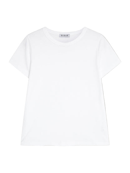 Das T-Shirt Roundneck White für Damen ist aus Baumwolle, hat kurze Ärmel und einen runden Ausschnitt. Es wird flach auf weißem Hintergrund gezeigt; das SOSUE-Label ist im Kragen eingenäht.