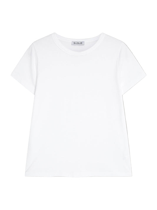 Das T-Shirt Roundneck White für Damen ist aus Baumwolle, hat kurze Ärmel und einen runden Ausschnitt. Es wird flach auf weißem Hintergrund gezeigt; das SOSUE-Label ist im Kragen eingenäht.