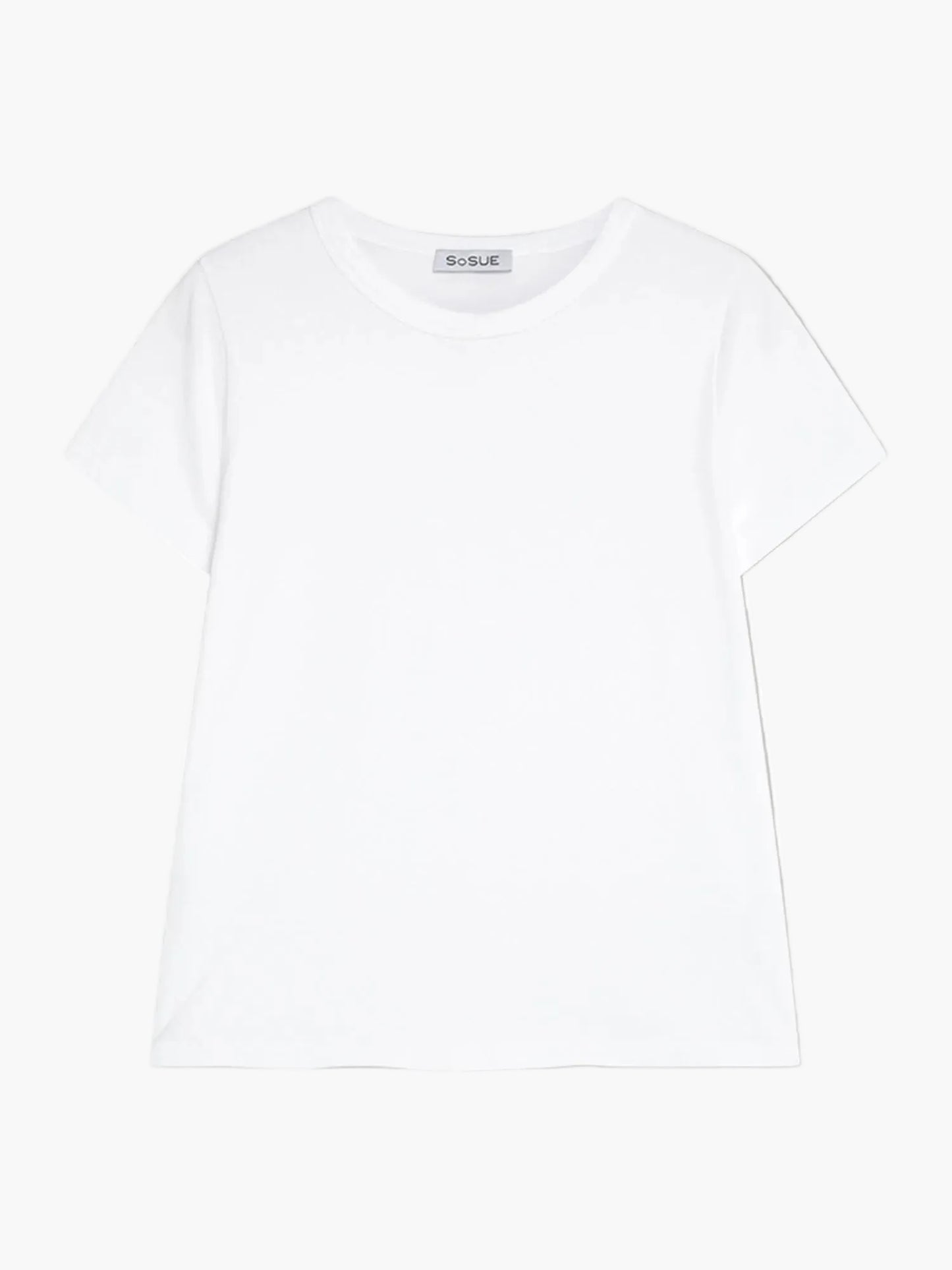 Das T-Shirt Round Neck White hat ein klassisches, schlichtes weißes Kurzarm-Design mit Rundhalsausschnitt und einem sichtbaren S0SUE-Neck-Tag auf weißem Hintergrund.