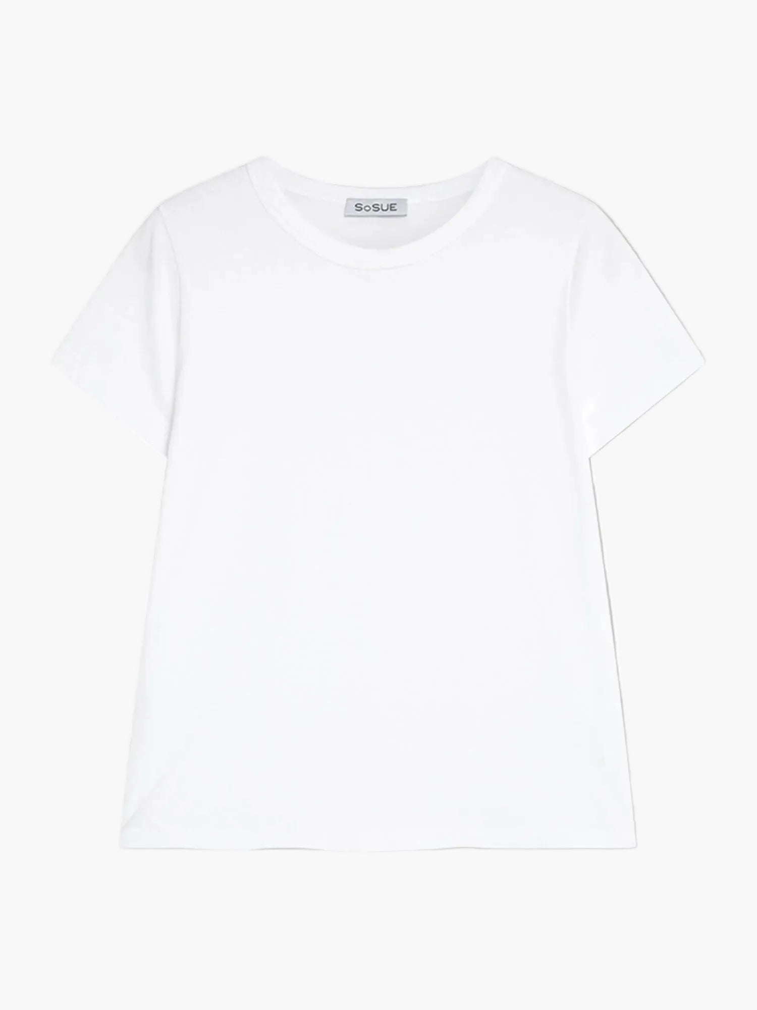 Das T-Shirt Round Neck White hat ein klassisches, schlichtes weißes Kurzarm-Design mit Rundhalsausschnitt und einem sichtbaren S0SUE-Neck-Tag auf weißem Hintergrund.