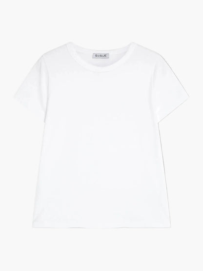 Das T-Shirt Round Neck White hat ein klassisches, schlichtes weißes Kurzarm-Design mit Rundhalsausschnitt und einem sichtbaren S0SUE-Neck-Tag auf weißem Hintergrund.