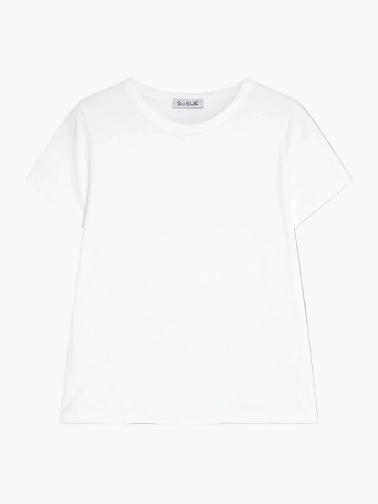 Das T-Shirt Round Neck White hat ein klassisches, schlichtes weißes Kurzarm-Design mit Rundhalsausschnitt und einem sichtbaren S0SUE-Neck-Tag auf weißem Hintergrund.