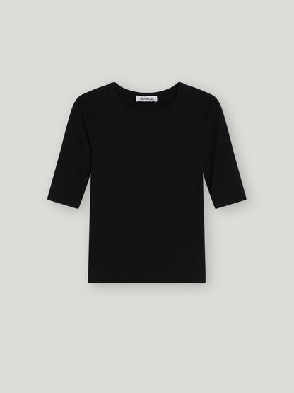 Das Half Sleeve Black ist ein schlichtes, kurzärmeliges Shirt mit Rundhalsausschnitt in Schwarz und wird auf einem hellgrauen Hintergrund präsentiert. Das dezente Design macht es vielseitig kombinierbar.