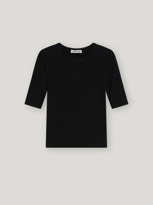 Das Half Sleeve Black ist ein schlichtes, kurzärmeliges Shirt mit Rundhalsausschnitt in Schwarz und wird auf einem hellgrauen Hintergrund präsentiert. Das dezente Design macht es vielseitig kombinierbar.