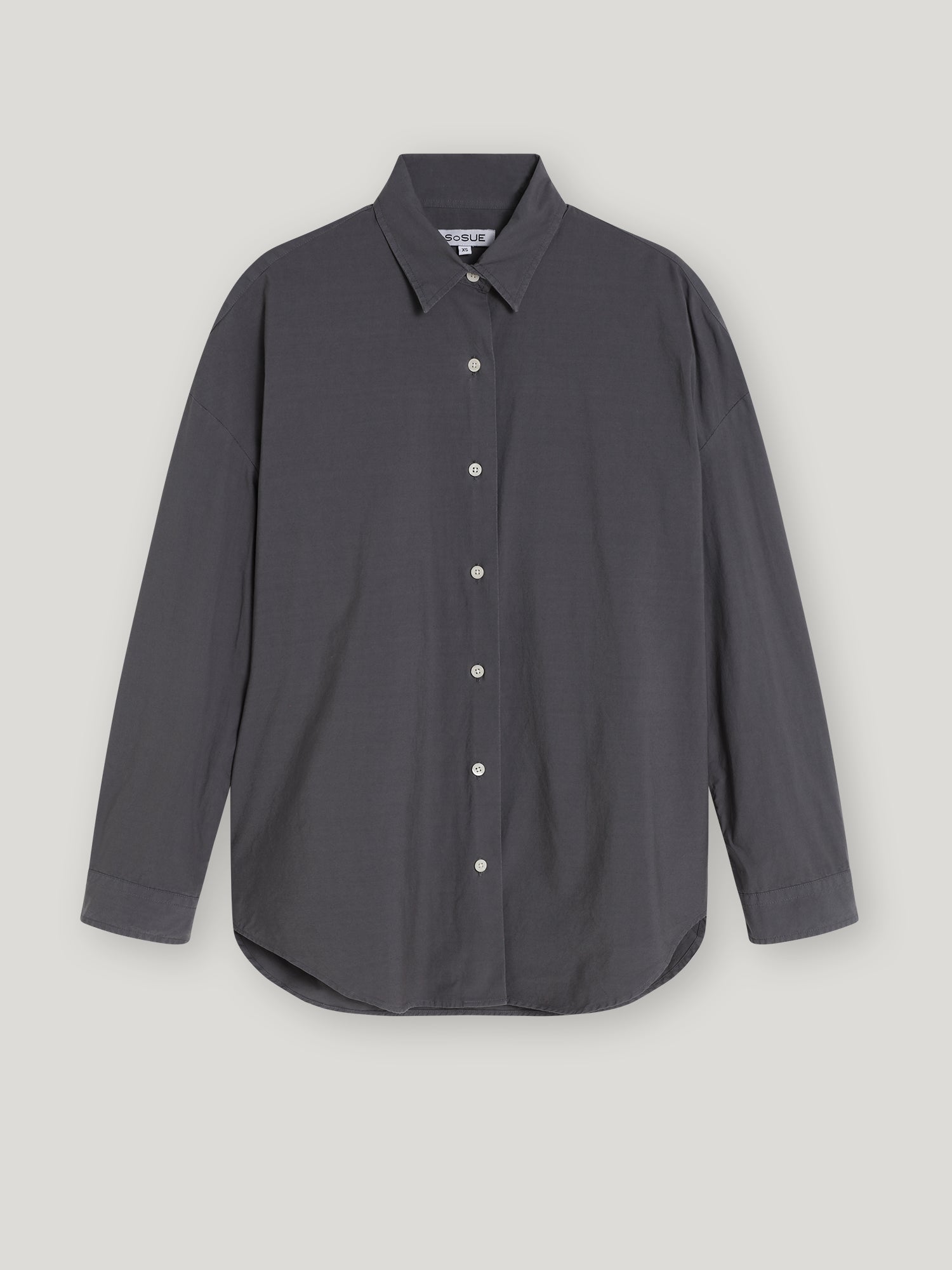 Die Bluse Boyfriend Anthrazit ist eine langärmelige, dunkelgraue Bluse für Damen mit spitzem Kragen, weißen Knöpfen und einer lockeren Passform, die vor einem schlichten hellen Hintergrund gezeigt wird.