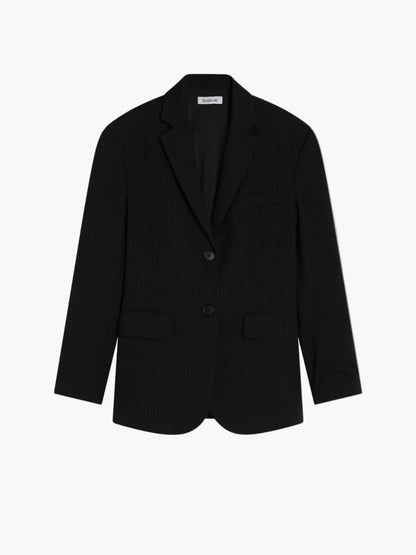 Der Blazer Pinstripe Black mit klassischem Revers, zwei Knöpfen und Fronttaschen präsentiert sich vor weißem Hintergrund - der ideale Damenblazer für stilvolle Business-Looks.
