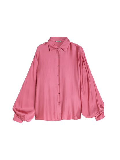 Ein schmal geschnittenes, langärmeliges Bluse Antonia Shiny Slim Rosewood in Rosa mit Kragen und geknöpfter Vorderseite, abgebildet auf einem schlichten weißen Hintergrund.