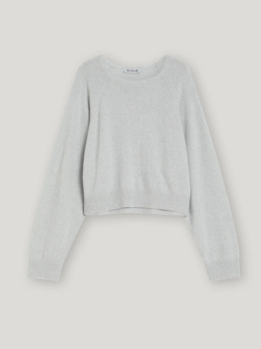 Hellgrauer, langärmeliger, kurz geschnittener Pullover Antonia Grey mit gerippten Bündchen und Saum, flach auf weißem Grund.