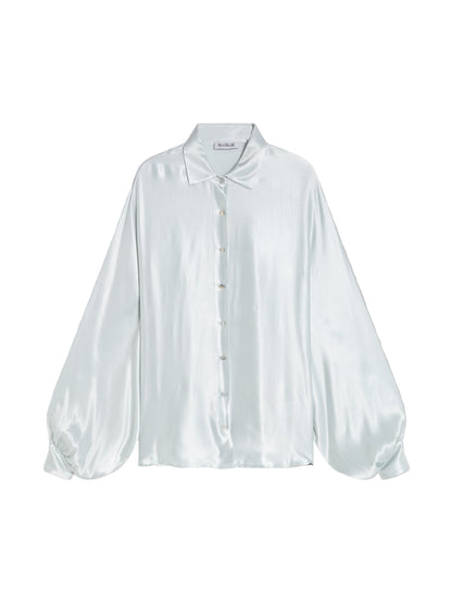 Ein langärmeliges Bluse Antonia Shiny Slim in IceGrey mit Kragen, geknöpfter Vorderseite und lockeren Puffärmeln wird vor einem schlichten hellen Hintergrund gezeigt.