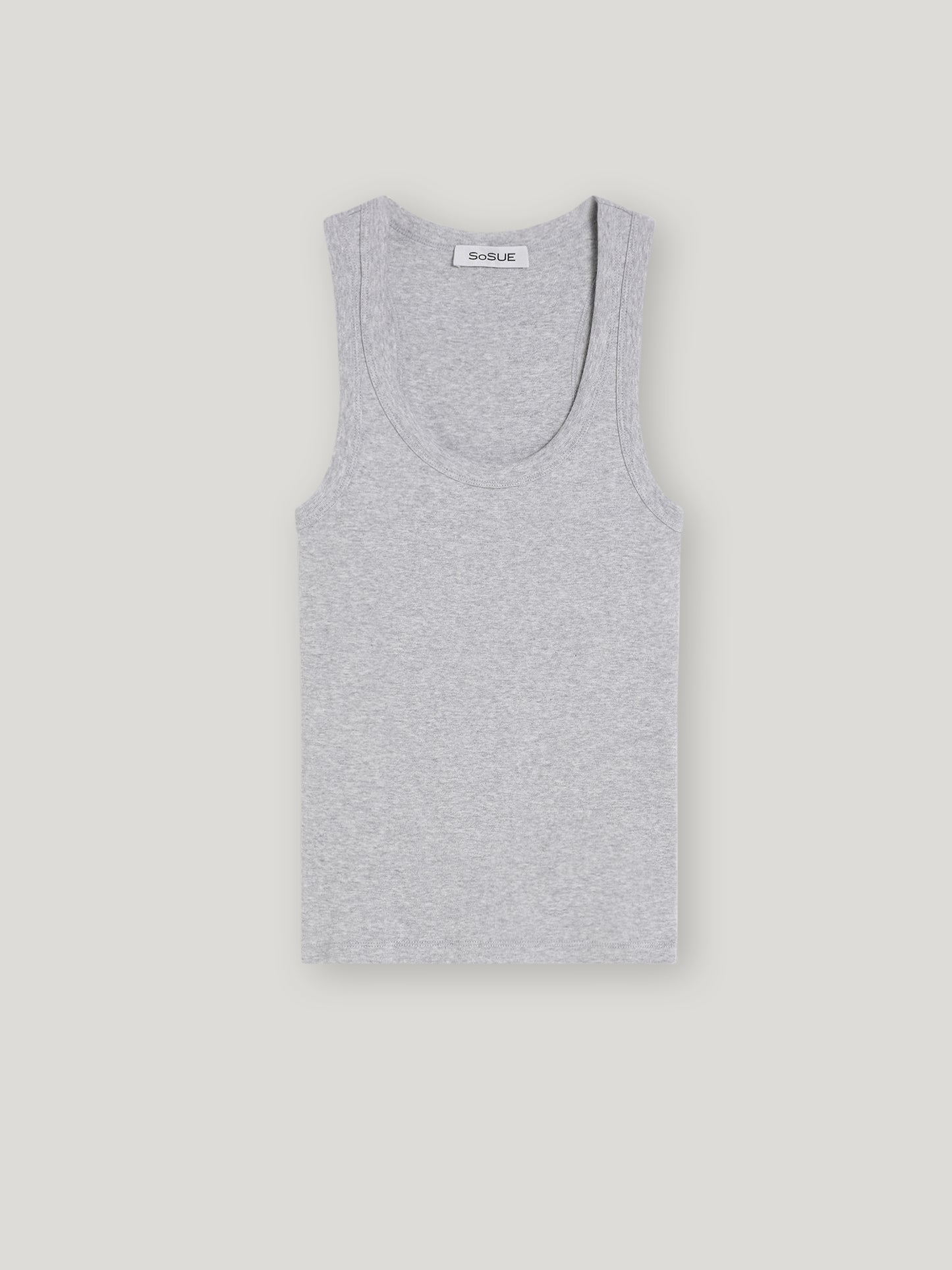 Ein hellgraues Tank Top Rip Grey mit Rundhalsausschnitt liegt flach auf einem weißen Hintergrund. Aus Baumwolle gefertigt, ist es eine stilvolle Wahl für nachhaltige Mode Damen. Das Stoffetikett befindet sich am Kragen.