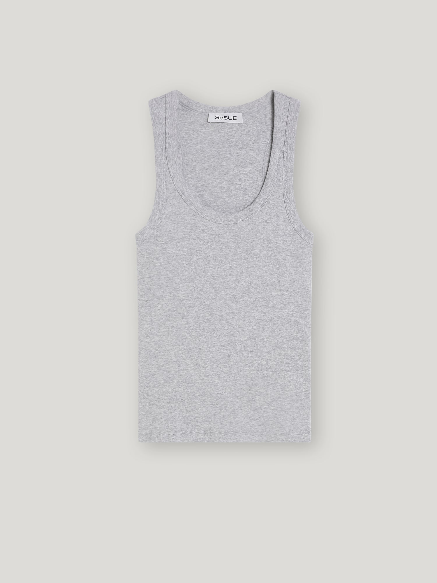 Ein hellgraues Tank Top Rip Grey mit Rundhalsausschnitt liegt flach auf einem weißen Hintergrund. Aus Baumwolle gefertigt, ist es eine stilvolle Wahl für nachhaltige Mode Damen. Das Stoffetikett befindet sich am Kragen.