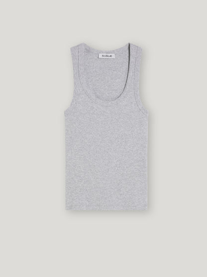 Ein hellgraues Tank Top Rip Grey mit Rundhalsausschnitt liegt flach auf einem weißen Hintergrund. Aus Baumwolle gefertigt, ist es eine stilvolle Wahl für nachhaltige Mode Damen. Das Stoffetikett befindet sich am Kragen.