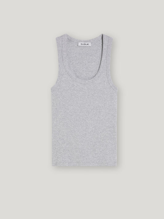 Ein hellgraues Tank Top Rip Grey mit Rundhalsausschnitt liegt flach auf einem weißen Hintergrund. Aus Baumwolle gefertigt, ist es eine stilvolle Wahl für nachhaltige Mode Damen. Das Stoffetikett befindet sich am Kragen.