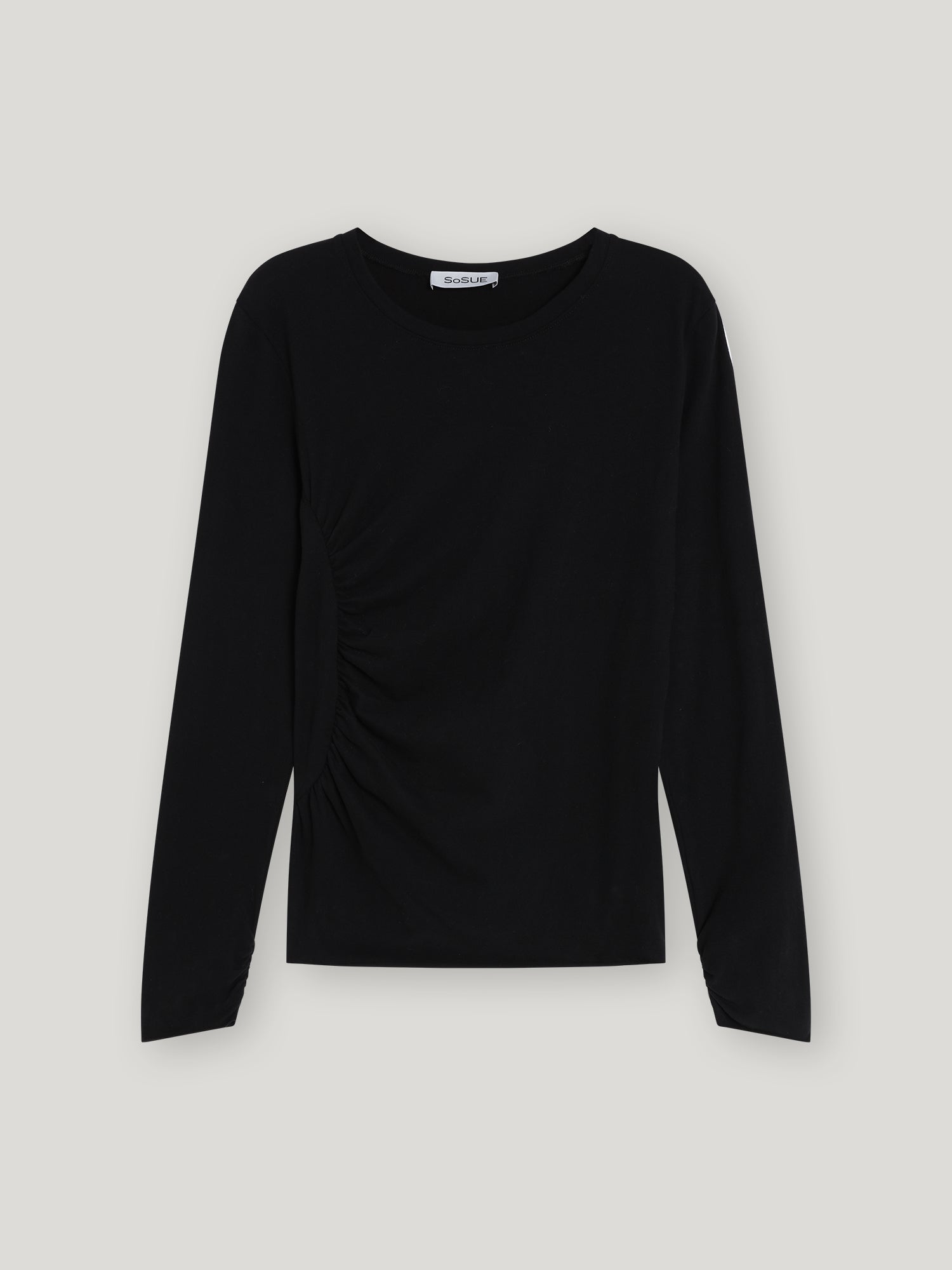 Das Shirt Gathering Black ist ein schlichtes schwarzes Damen-Langarmshirt aus Baumwolle mit Rundhalsausschnitt und dezent gerafftem Seitendetail - ein Must-have für nachhaltige Mode.