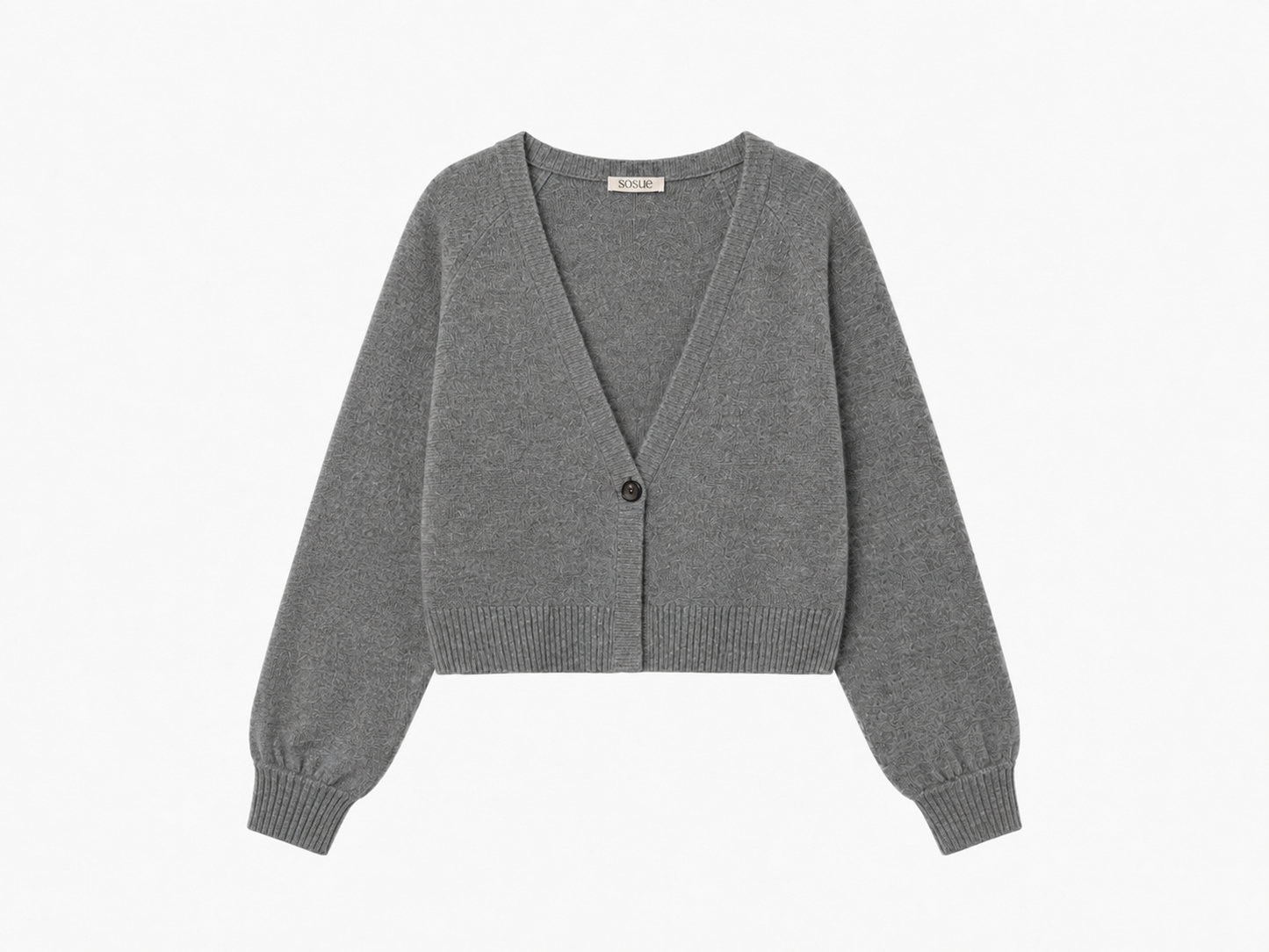 Der kurze Cardigan „Antonia“ in Grau ist ein kurz geschnittener Damen-Cardigan mit langen Ärmeln aus feinem Strick, einem tiefen V-Ausschnitt und einem einzelnen Knopfverschluss vorne, der sorgfältig auf weißem Hintergrund angeordnet ist.