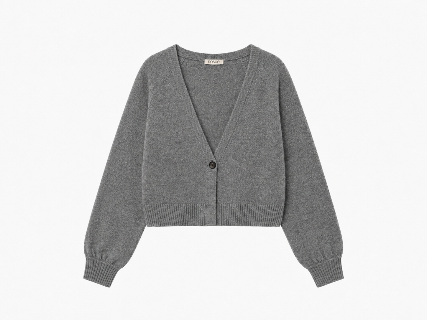 Der kurze Cardigan „Antonia“ in Grau ist ein kurz geschnittener Damen-Cardigan mit langen Ärmeln aus feinem Strick, einem tiefen V-Ausschnitt und einem einzelnen Knopfverschluss vorne, der sorgfältig auf weißem Hintergrund angeordnet ist.