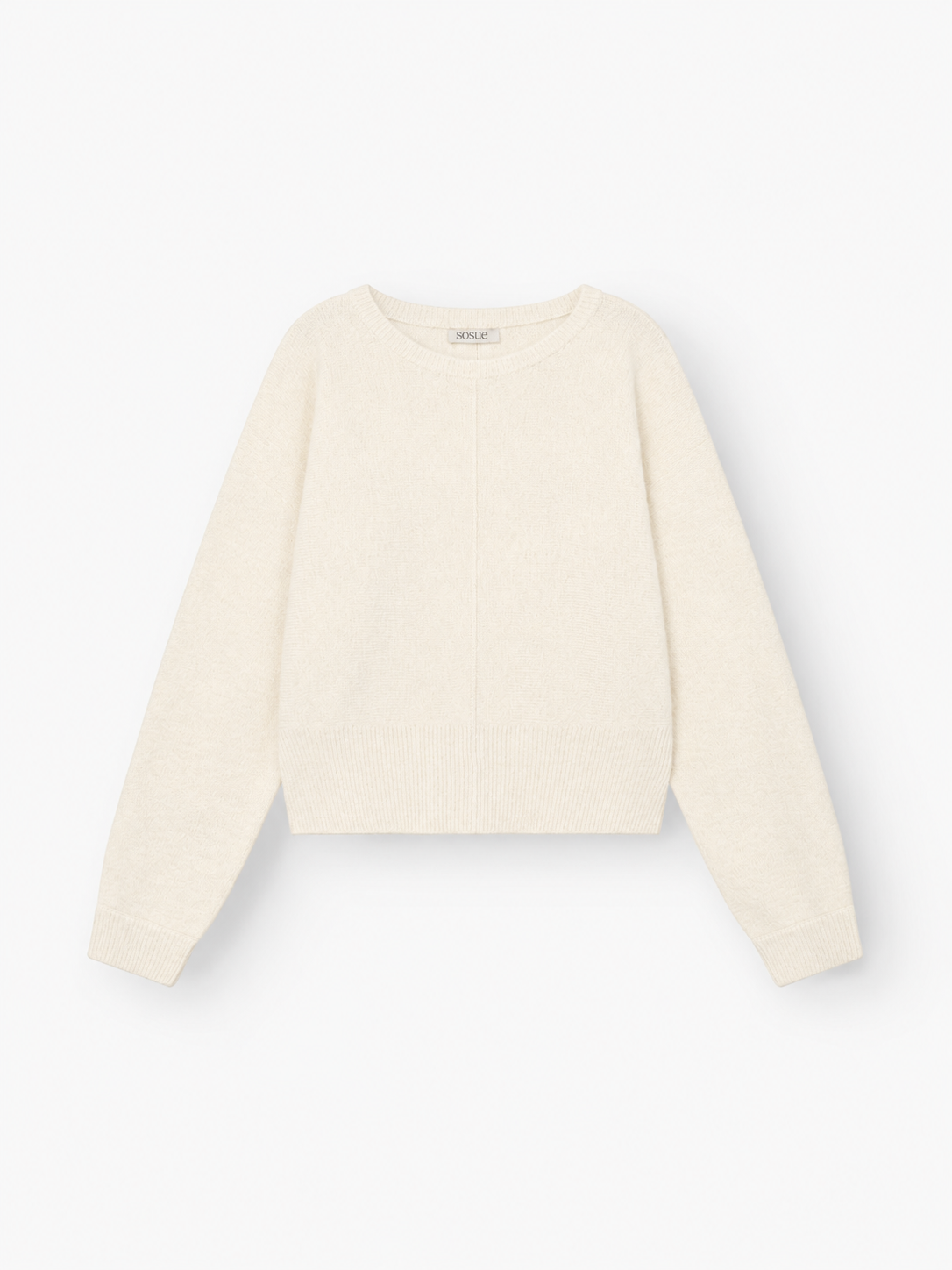 Ein langärmeliger Pullover „Charly“ in Offwhite mit Rundhalsausschnitt sowie gerippten Bündchen und Saum liegt flach auf einem weißen Hintergrund.
