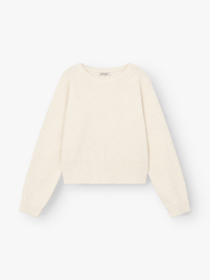 Ein langärmeliger Pullover „Charly“ in Offwhite mit Rundhalsausschnitt sowie gerippten Bündchen und Saum liegt flach auf einem weißen Hintergrund.