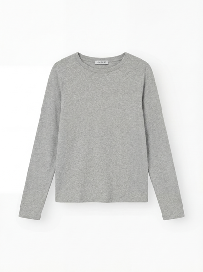 Das Langarmshirt in Grau hat ein schlichtes, hellgraues Design mit Rundhalsausschnitt und ohne sichtbare Muster, Logos oder Verzierungen, flach auf weißem Hintergrund.