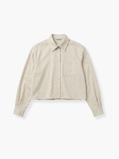 Eine beige, langärmelige Flanell-Bluse „Cropped Offwhite“ mit Knopfleiste, Kragen und einer einzelnen Brusttasche, flach auf einem weißen Hintergrund liegend.
