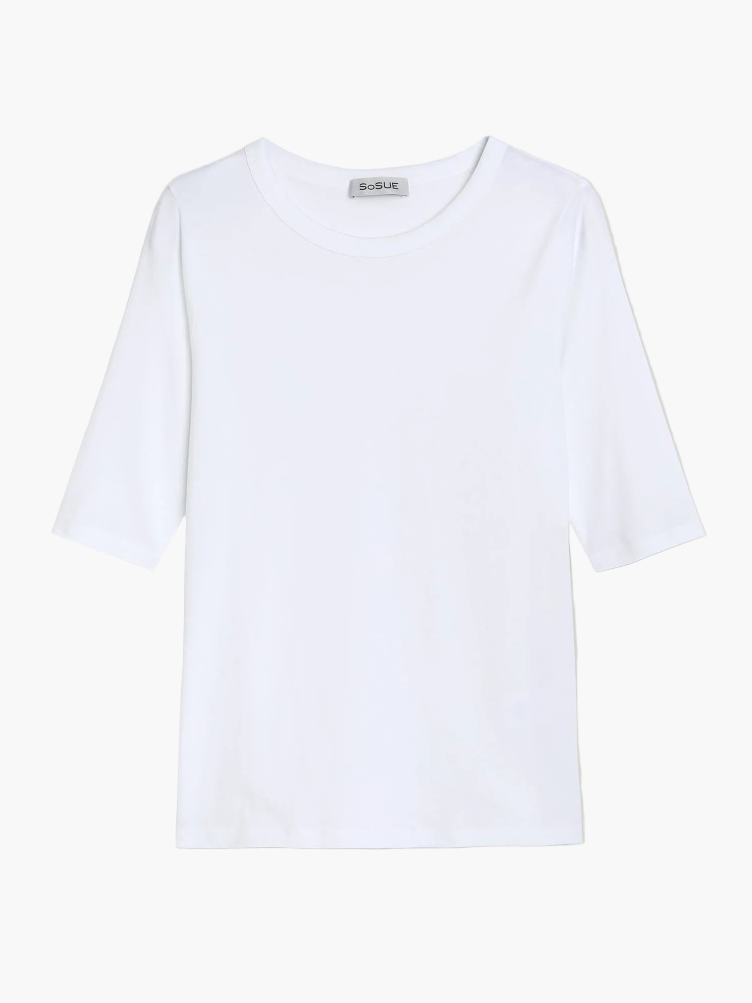 Das T-Shirt Half Sleeve White für Damen besteht aus 100% Baumwolle, hat kurze Ärmel, ein sichtbares Markenlabel am Kragen und ist flach auf einem hellgrauen Hintergrund abgebildet.
