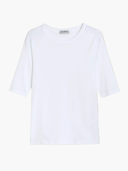 Das T-Shirt Half Sleeve White für Damen besteht aus 100% Baumwolle, hat kurze Ärmel, ein sichtbares Markenlabel am Kragen und ist flach auf einem hellgrauen Hintergrund abgebildet.