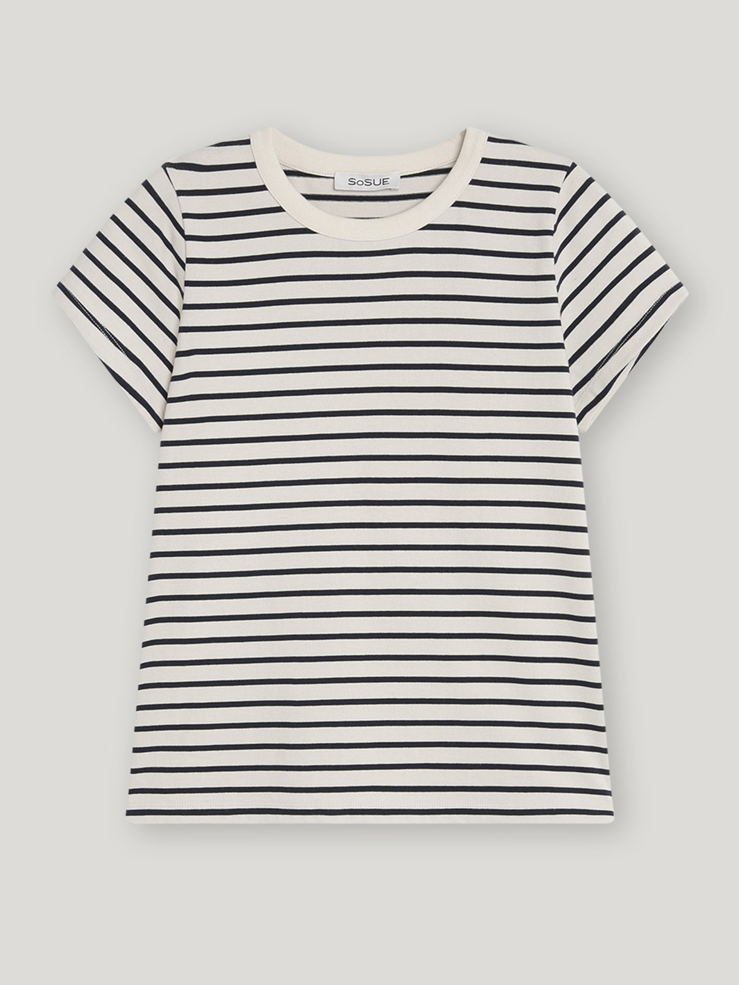 Das T-Shirt Stripes Black ist ein kurzärmeliges Damenshirt mit Rundhalsausschnitt in schwarz-weiß mit horizontalen Streifen auf hellem Grund. Es ist aus weicher Baumwolle gefertigt und liegt flach auf einer glatten Fläche.
