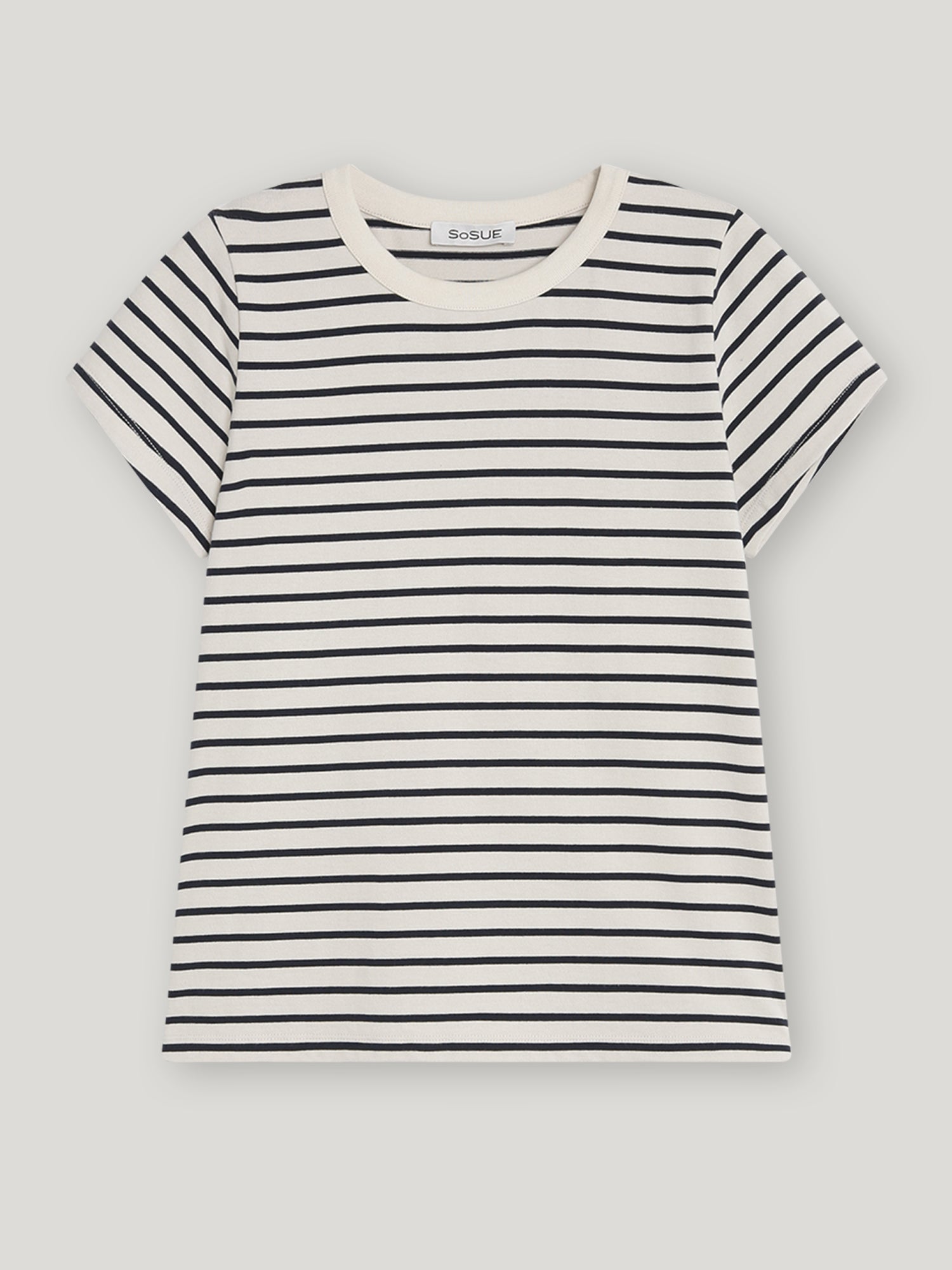 Das T-Shirt Stripes Black ist ein kurzärmeliges Damenshirt mit Rundhalsausschnitt in schwarz-weiß mit horizontalen Streifen auf hellem Grund. Es ist aus weicher Baumwolle gefertigt und liegt flach auf einer glatten Fläche.