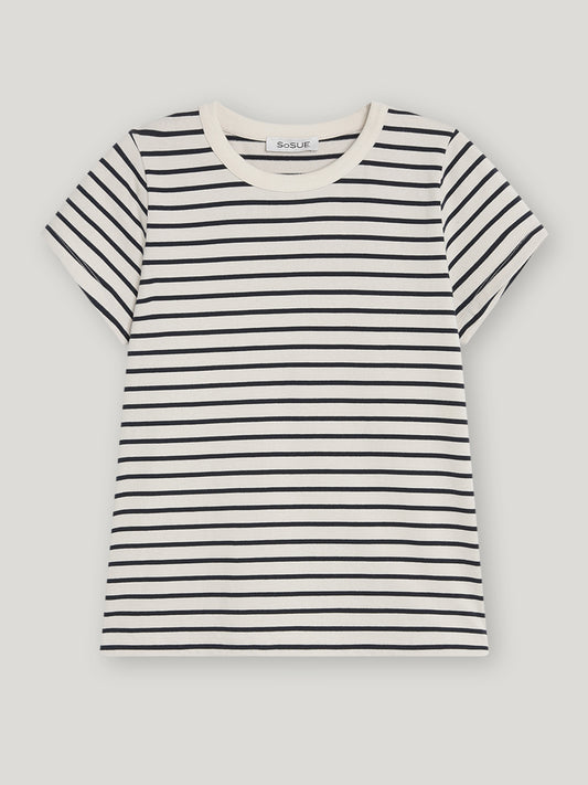 Das T-Shirt Stripes Black ist ein kurzärmeliges Damenshirt mit Rundhalsausschnitt in schwarz-weiß mit horizontalen Streifen auf hellem Grund. Es ist aus weicher Baumwolle gefertigt und liegt flach auf einer glatten Fläche.
