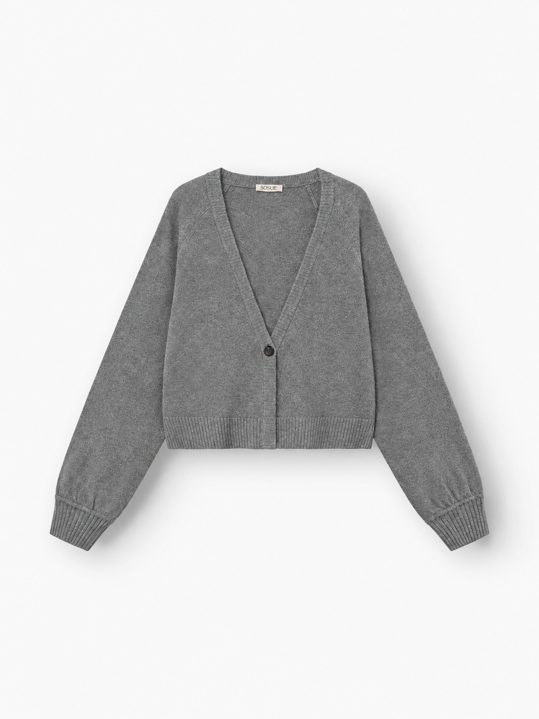 Eine graue, langärmelige, kurz geschnittene Strickjacke aus luxuriöser Merinowolle mit tiefem V-Ausschnitt und Ein-Knopf-Verschluss – diese „Antonia Short Cardigan Grau“ wird flach auf weißem Hintergrund präsentiert.