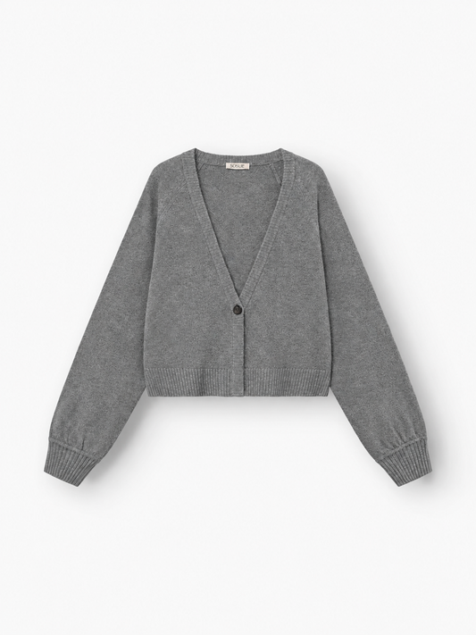 Eine graue, langärmelige, kurz geschnittene Strickjacke aus luxuriöser Merinowolle mit tiefem V-Ausschnitt und Ein-Knopf-Verschluss – diese „Antonia Short Cardigan Grau“ wird flach auf weißem Hintergrund präsentiert.