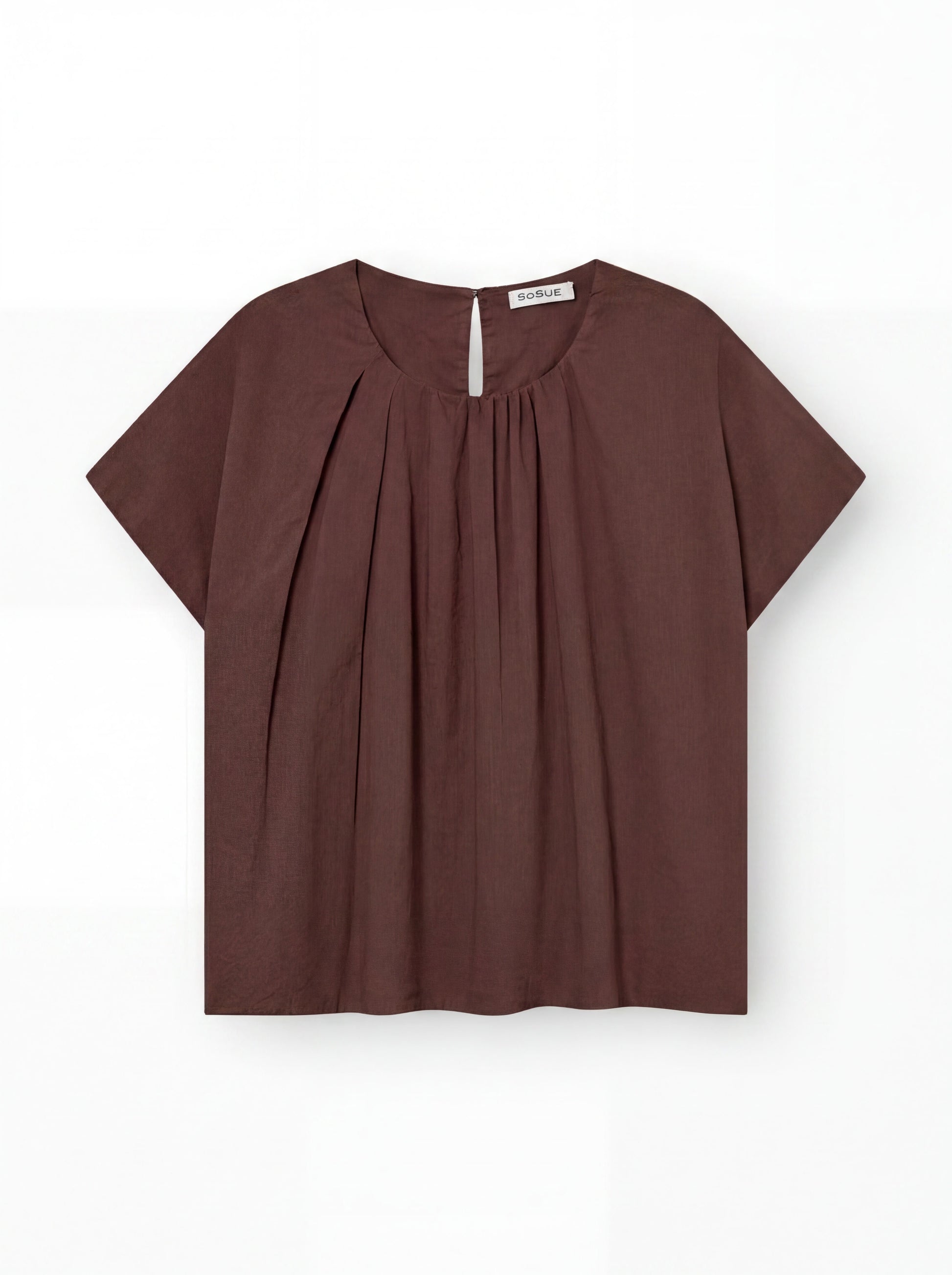 Bluse Tulip Braun: Kurzärmelige braune Bluse für Damen mit Rundhalsausschnitt, plissierter Vorderseite und Schlüsselloch auf der Rückseite. Diese luftige Baumwollbluse ist auf weißem Hintergrund abgebildet.
