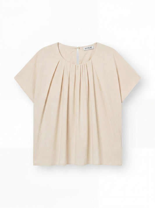 Die Bluse Tulip Sand ist eine hellbeige Damenbluse mit kurzen Ärmeln, plissierter Vorderseite, Rundhalsausschnitt und kleinem Rückenknopf. Sie ist aus luftiger Baumwolle gefertigt und bietet ein weiches, leichtes Tragegefühl für mühelosen Komfort.